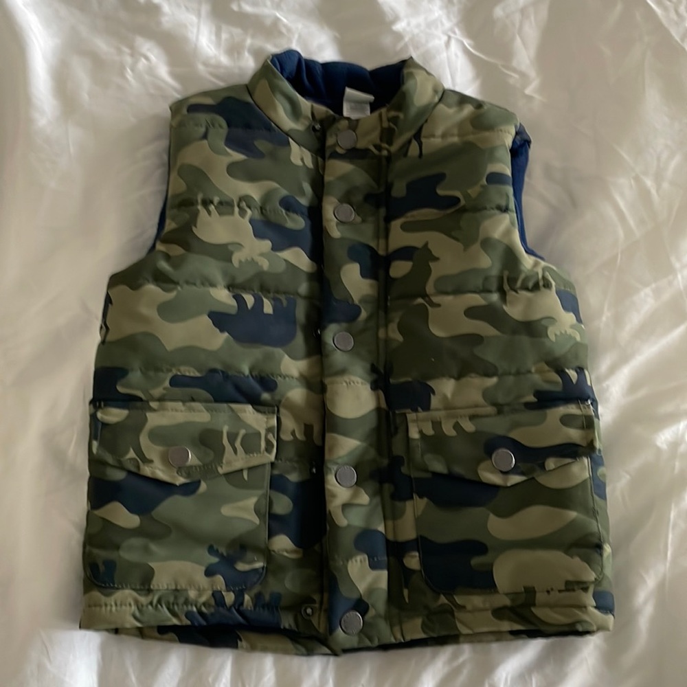Size 3T camo print puffer vest.